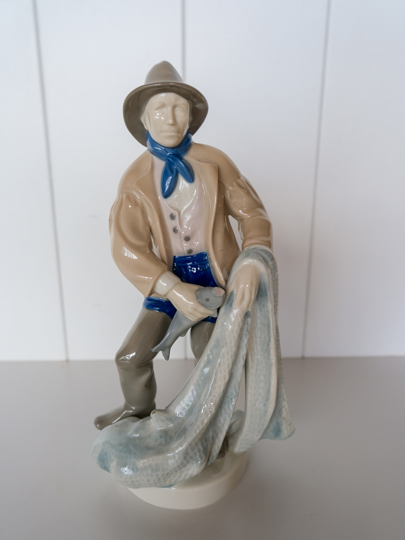 Figur af Fisker med garn, mrk. GDR 10020