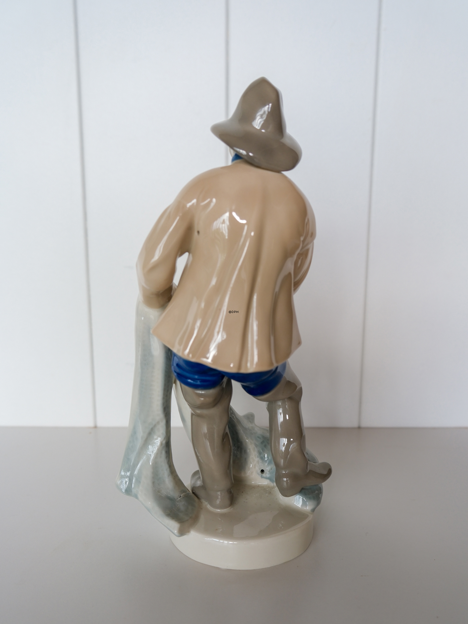 Figur af Fisker med garn, mrk. GDR 10020
