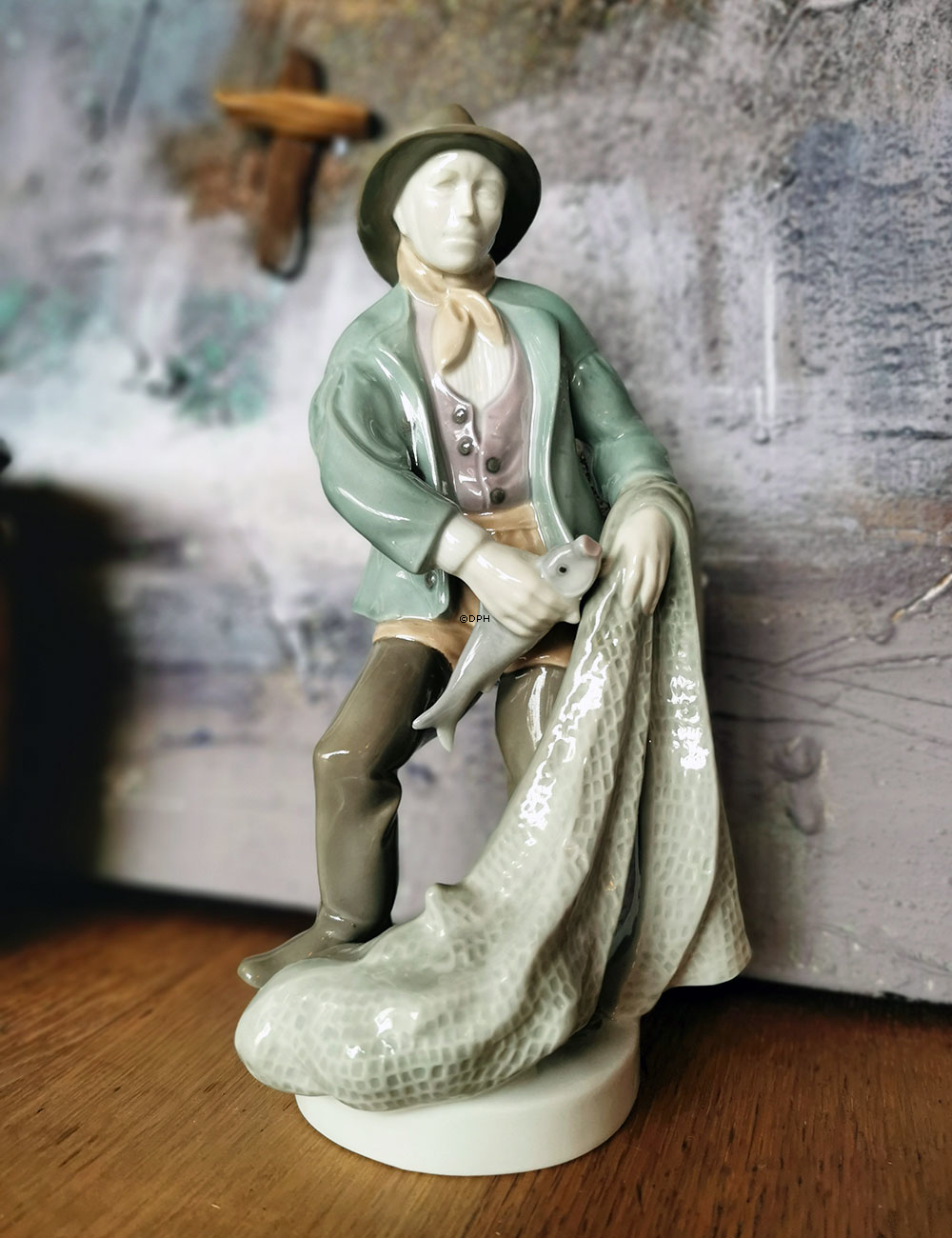 Figur af Fisker med garn, mrk. GDR 10020