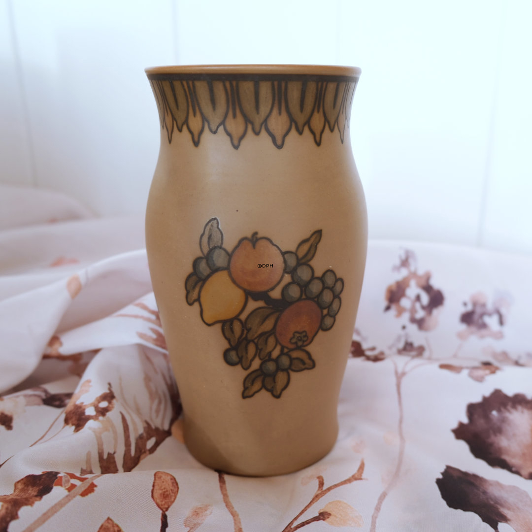 Hjorth vase nr. 47 med frugter
, Bornholmsk keramik