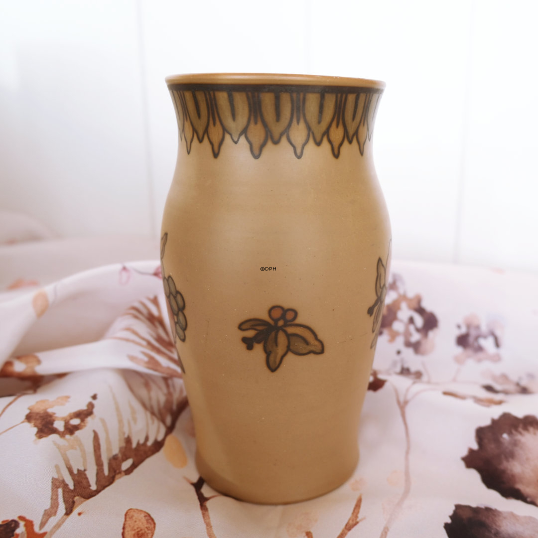Hjorth vase nr. 47 med frugter
, Bornholmsk keramik