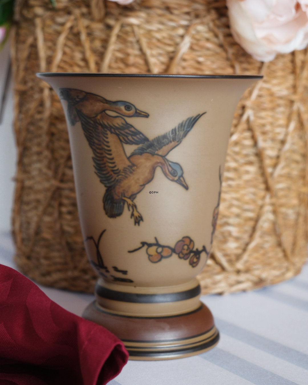 Hjorth vase nr. 210 med ænder, Bornholmsk keramik