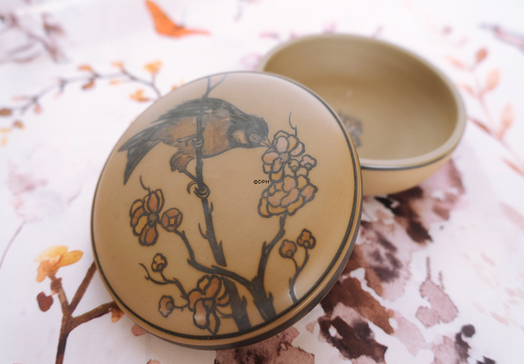 L. Hjorth krukke med låg nr. 10, med fugl