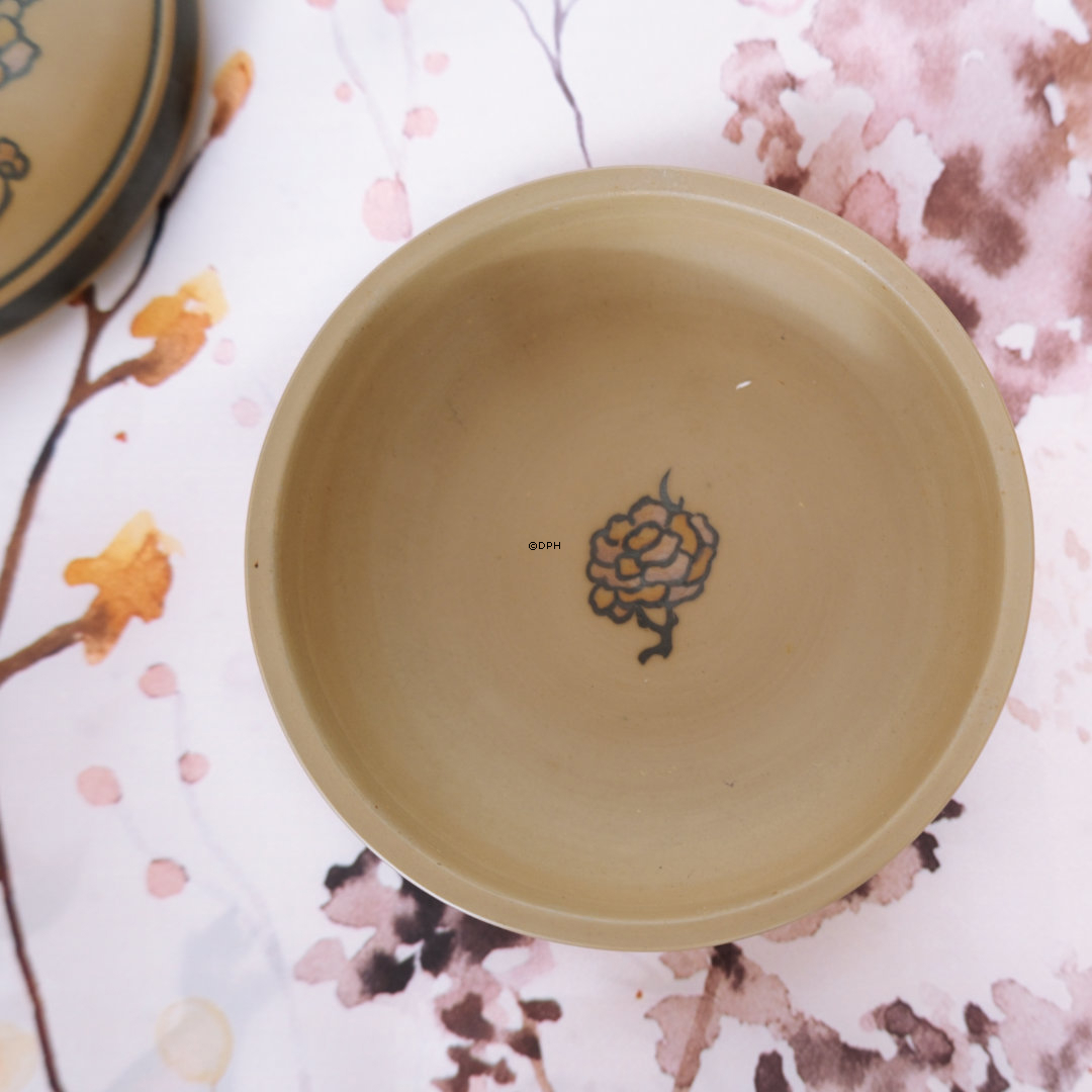 L. Hjorth krukke med låg nr. 10, med fugl