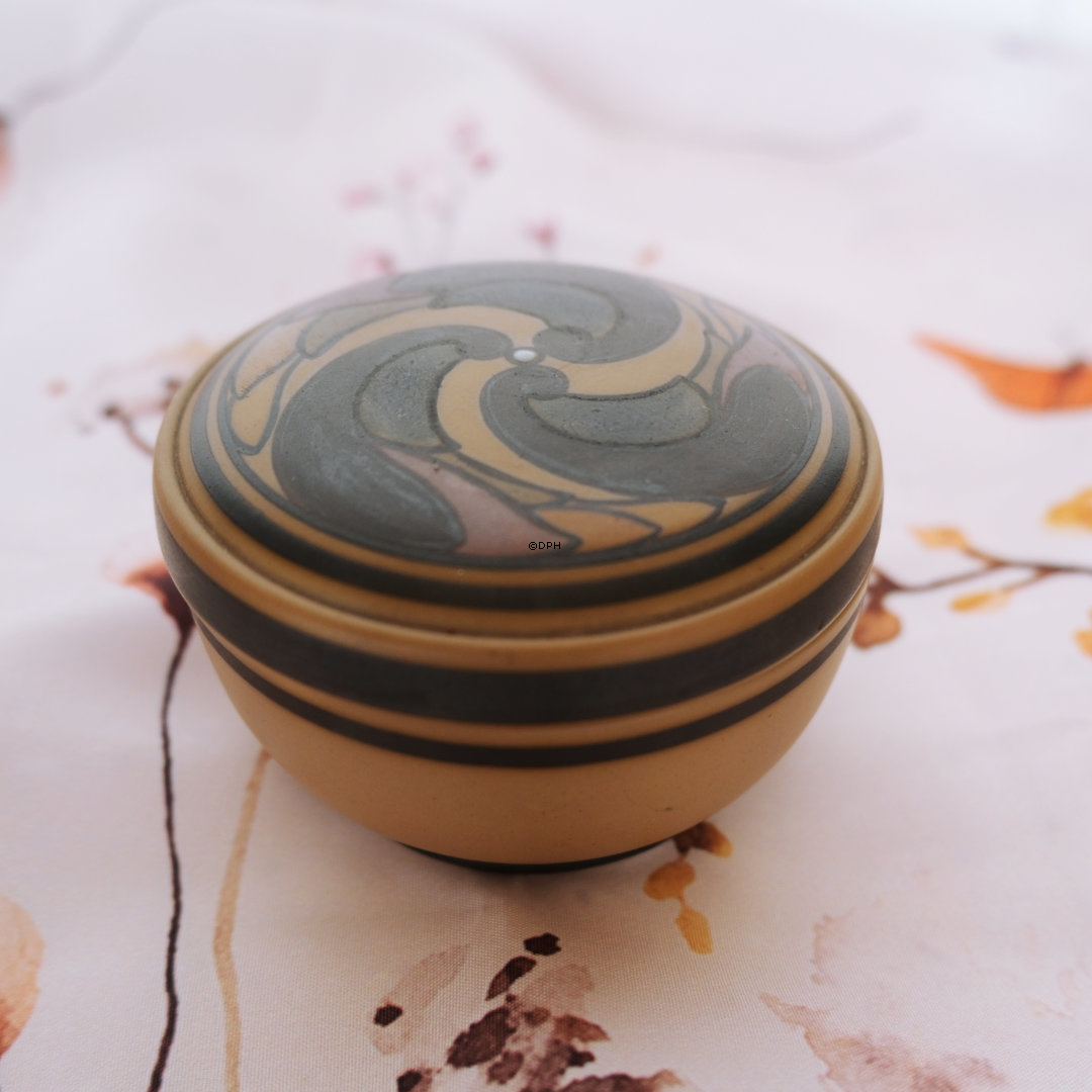 L. Hjorth krukke med låg nr. 11