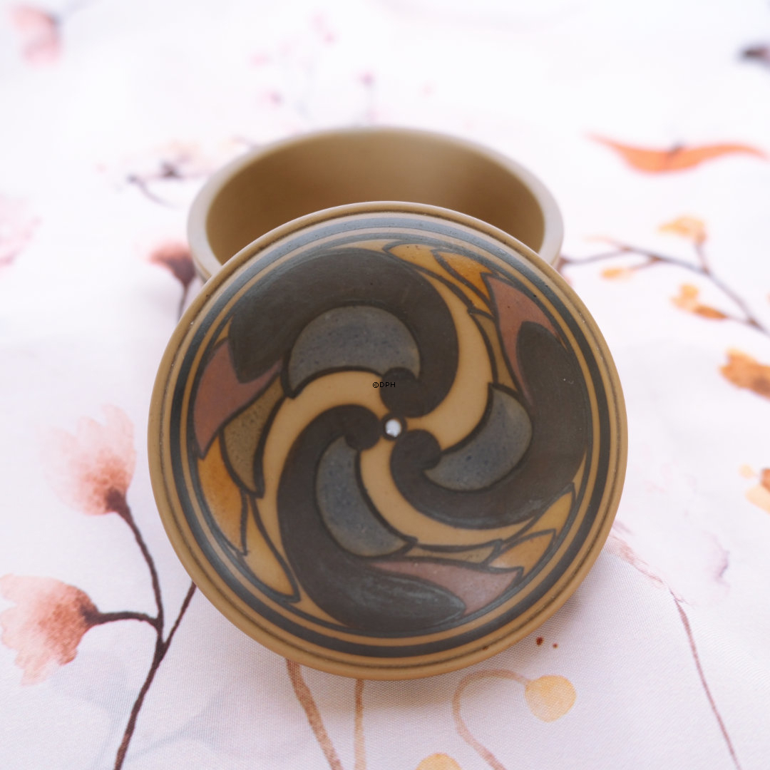 L. Hjorth krukke med låg nr. 11