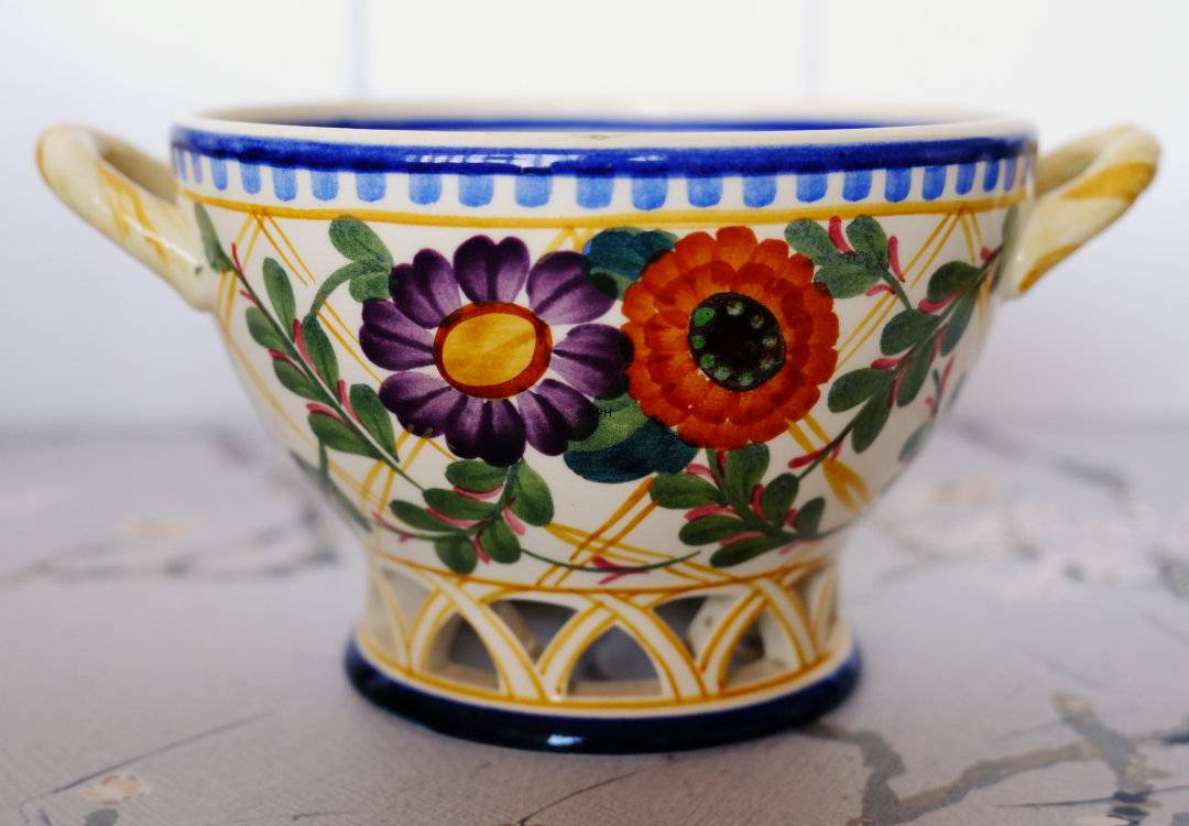 Aluminia skål med hanke på fod nr. 732-850
 (M. fejl)