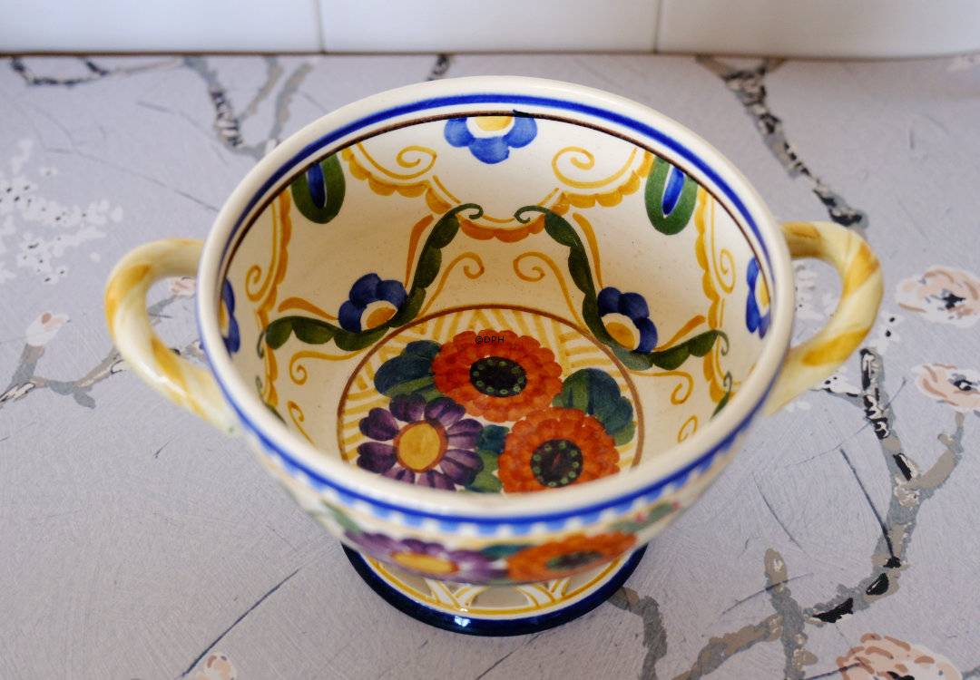 Aluminia skål med hanke på fod nr. 732-850
 (M. fejl)