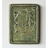 Relief med fisker med hund i sin båd, Søholm stentøj nr. 3506