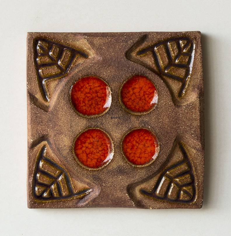 Relief med blomst, Søholm stentøj nr. 3574-2