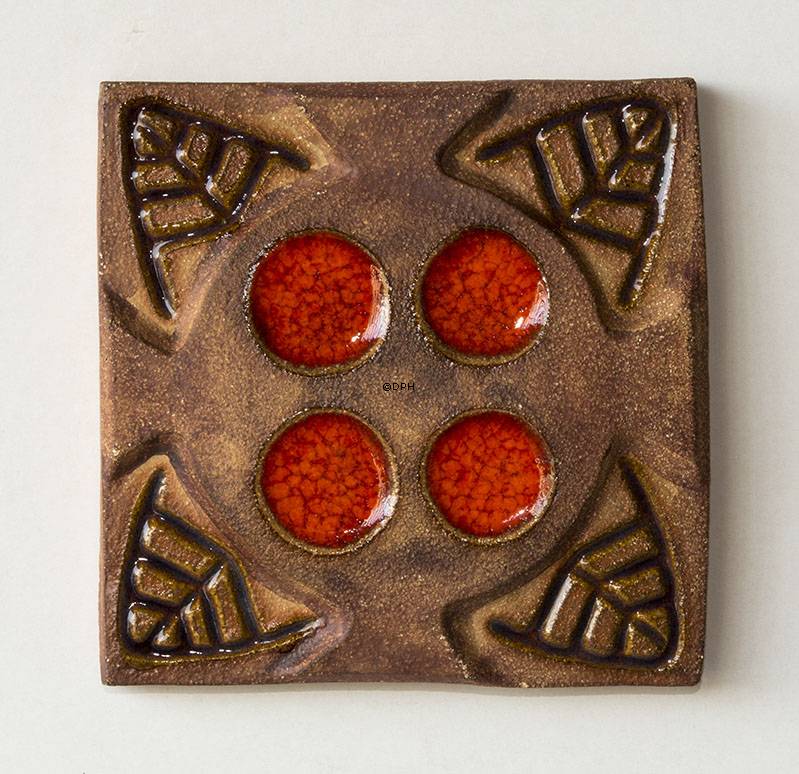 Relief med blomst, Søholm stentøj nr. 3574-2