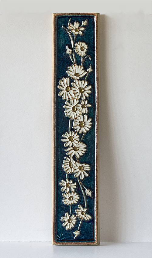 Relief med hvide blomster på blå baggrund, Søholm stentøj