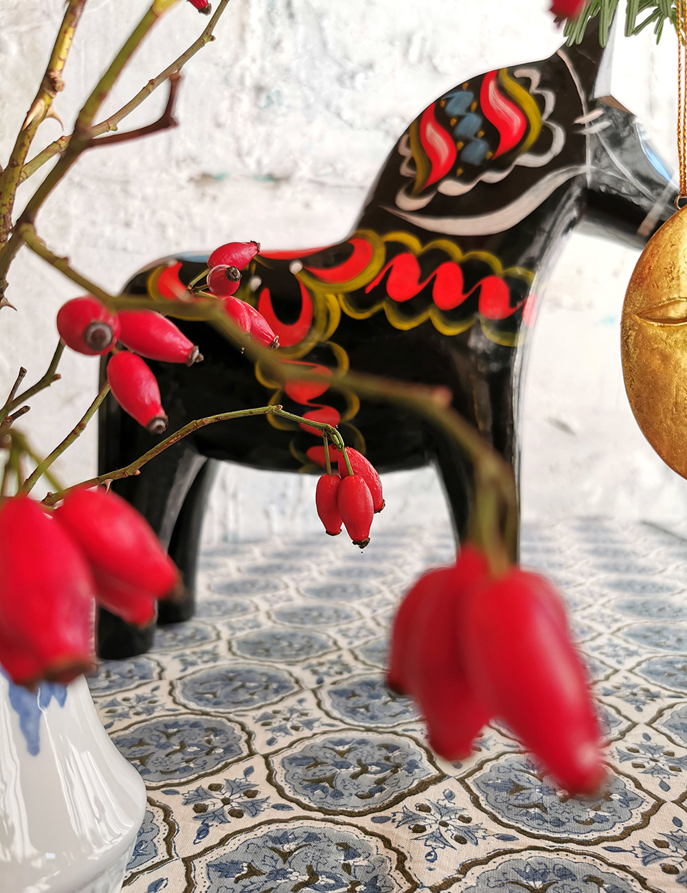 Dalarhest af træ i sort med dekoration