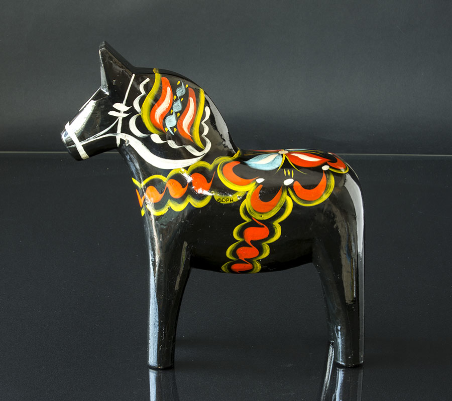 Dalarhest af træ i sort med dekoration