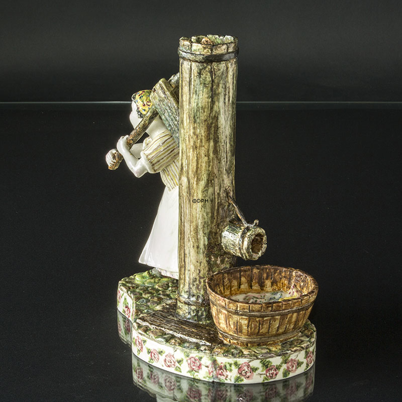 Sjælden Bode Willumsen figur, Kvinde ved brønd, Signeret Bode Willumsen. Vand er Vand - Den kan en ko se, 1947, Royal Copenhagen Stentøj, - MED BRÆNDINGSFEJL