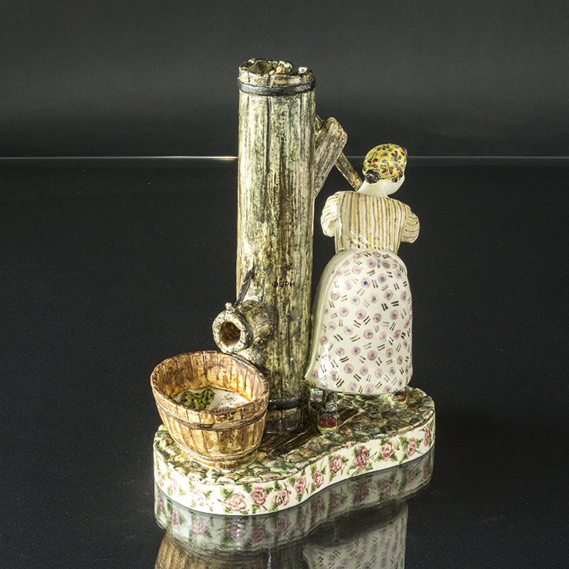 Sjælden Bode Willumsen figur, Kvinde ved brønd, Signeret Bode Willumsen. Vand er Vand - Den kan en ko se, 1947, Royal Copenhagen Stentøj, - MED BRÆNDINGSFEJL