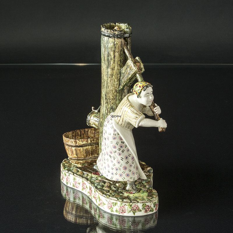 Sjælden Bode Willumsen figur, Kvinde ved brønd, Signeret Bode Willumsen. Vand er Vand - Den kan en ko se, 1947, Royal Copenhagen Stentøj, - MED BRÆNDINGSFEJL