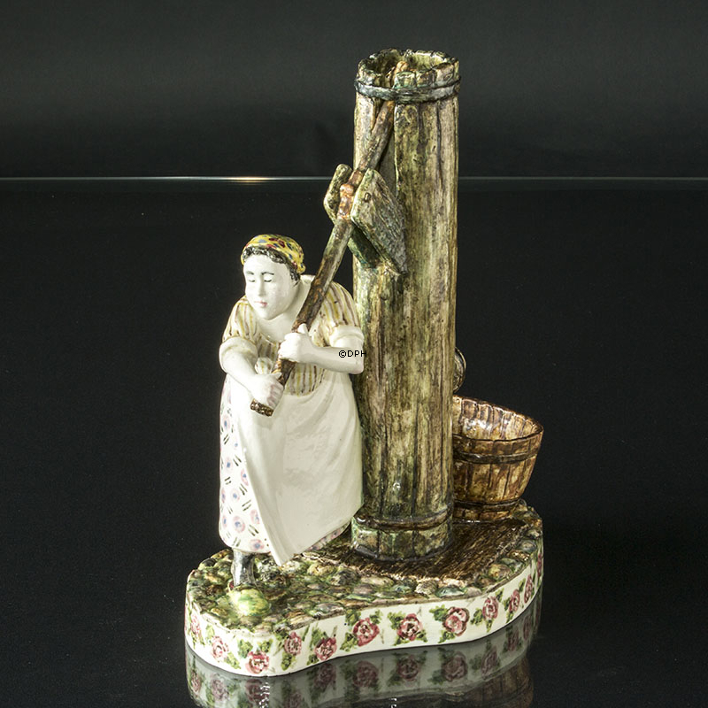 Sjælden Bode Willumsen figur, Kvinde ved brønd, Signeret Bode Willumsen. Vand er Vand - Den kan en ko se, 1947, Royal Copenhagen Stentøj, - MED BRÆNDINGSFEJL