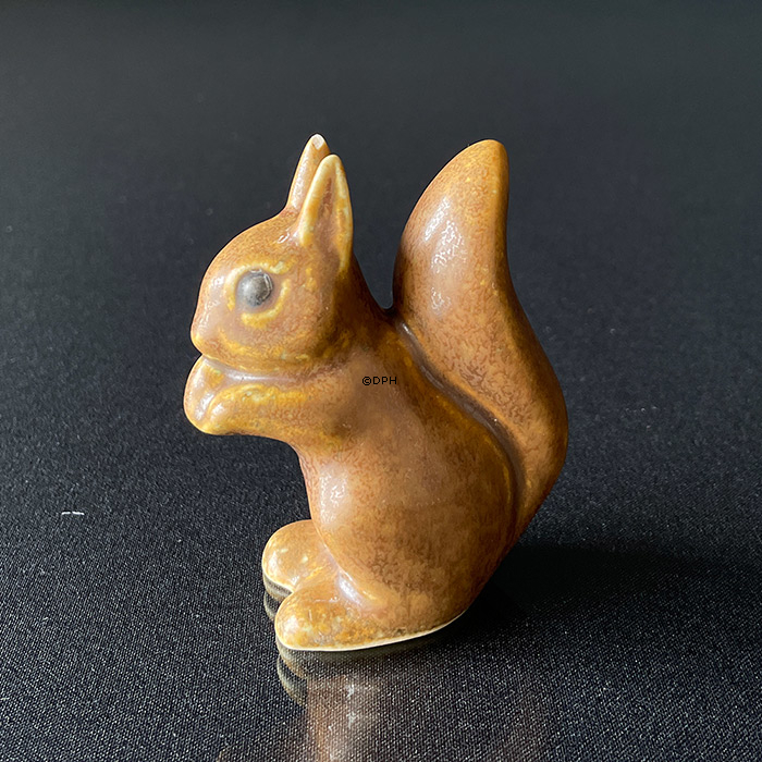 Egern, Figur af Knud Basse H11cm (lille reperation v/øre)