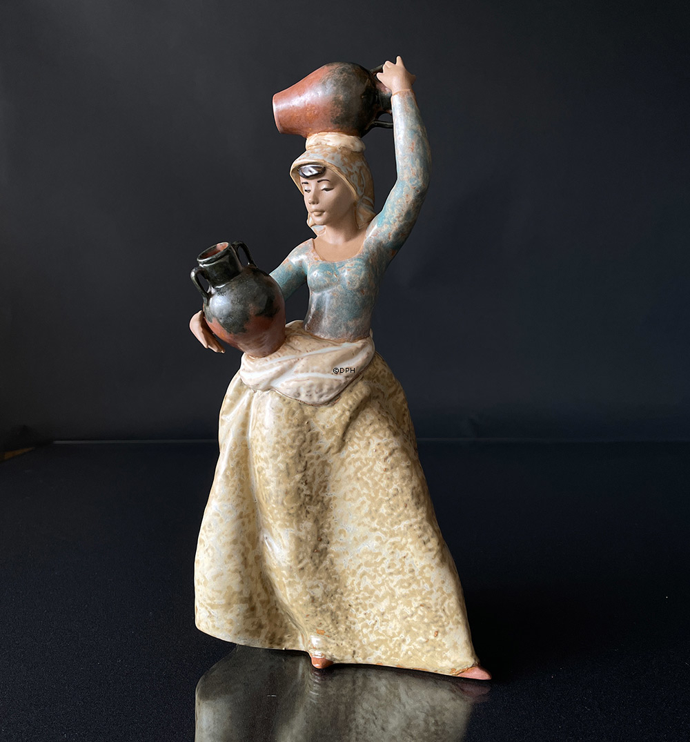 Lladro figur, ung kvinde med vandkrukker "vandbærer" 33 cm