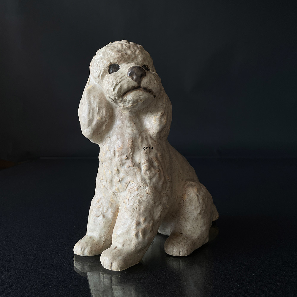 Puddelhund designet og udført af keramiker Elise Glaffey.