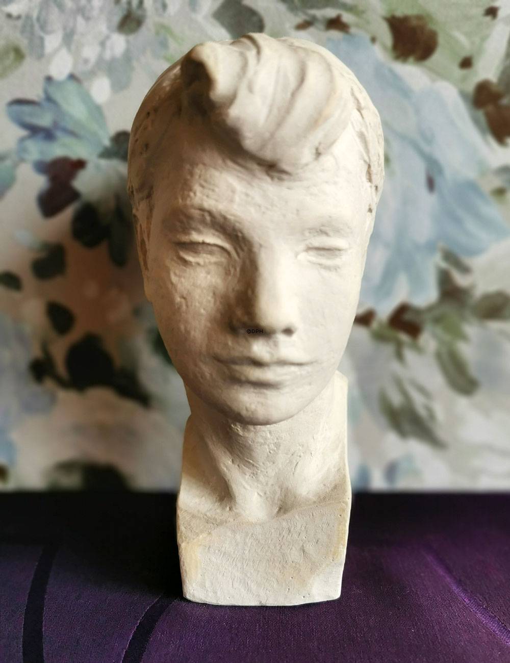 Robert Lund Jensen buste, kvinde