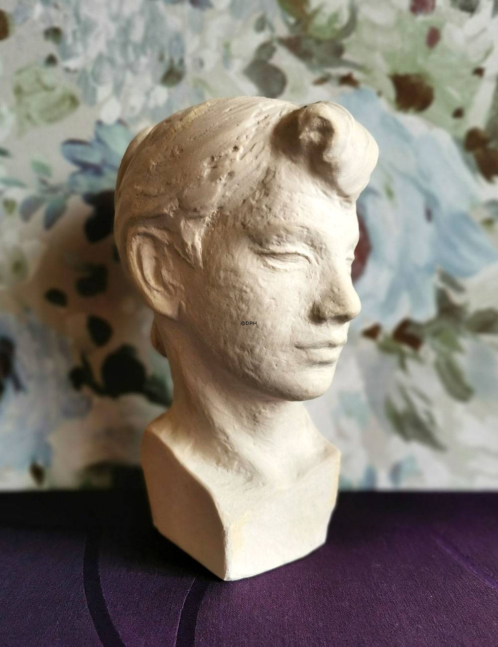 Robert Lund Jensen buste, kvinde