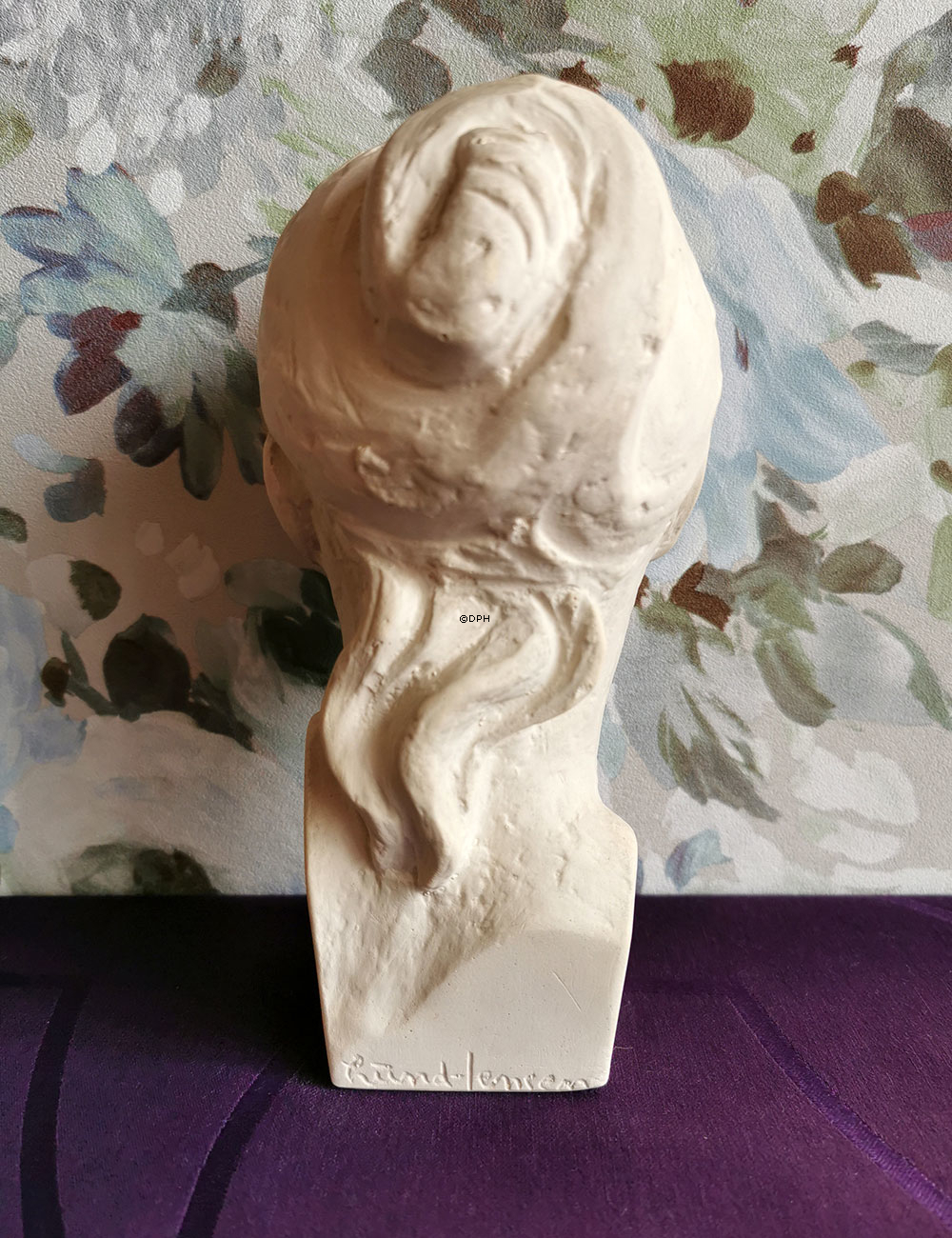 Robert Lund Jensen buste, kvinde