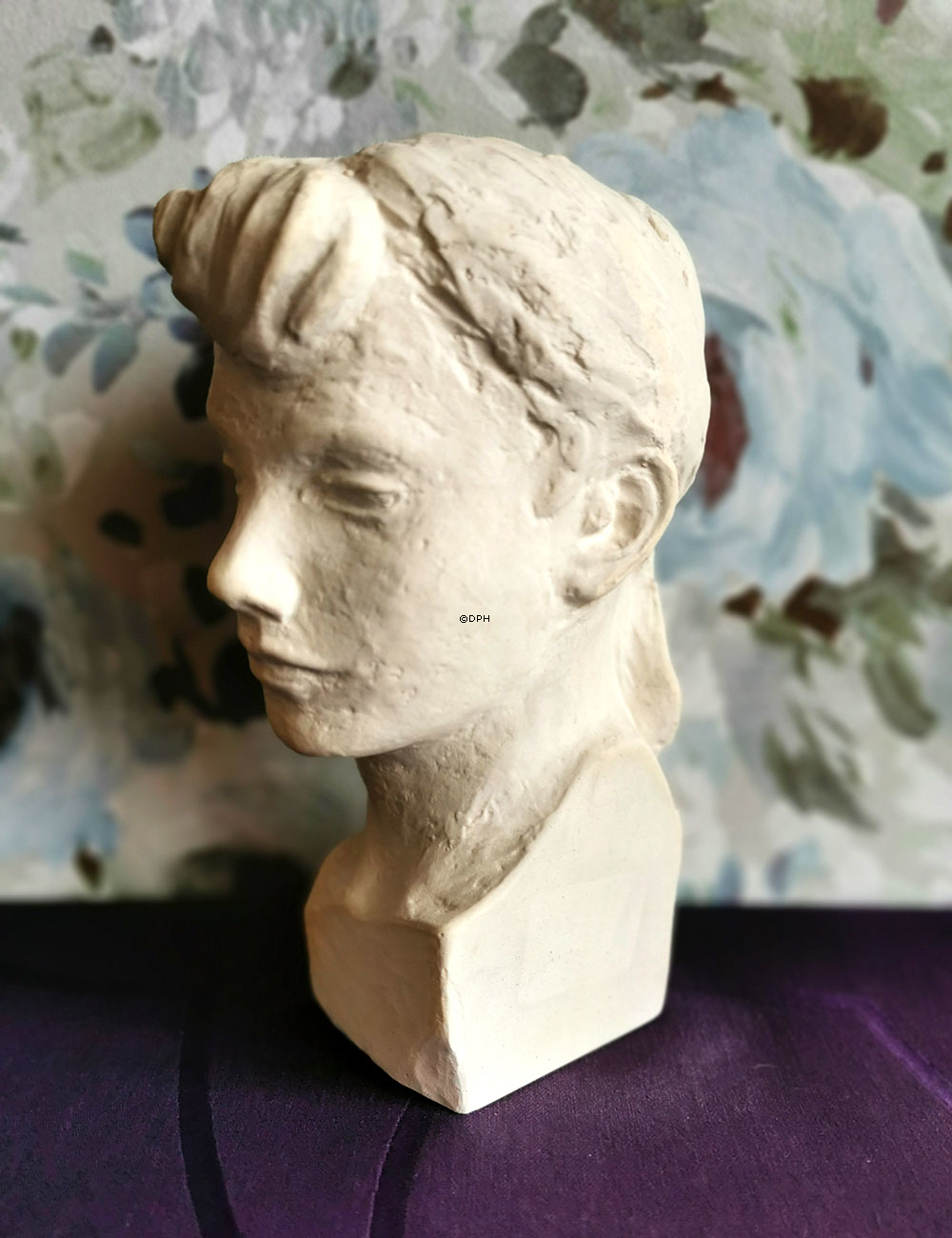 Robert Lund Jensen buste, kvinde