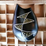 Keramik vase, sort med gule prikker