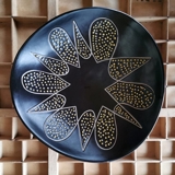 Keramik bordfad, sort med gule prikker