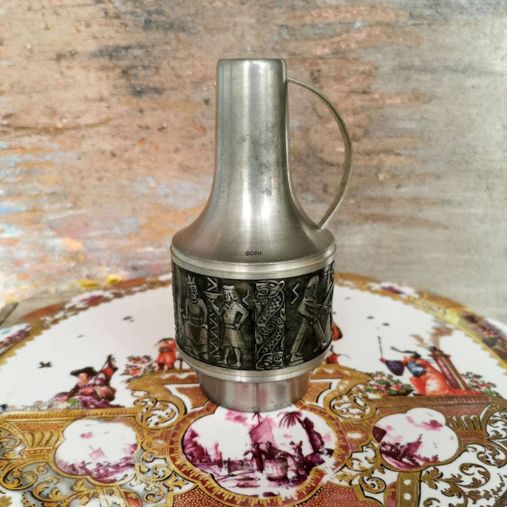 Norsk tin kande med hank og motiv fra middelalderen