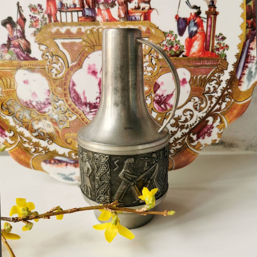 Norsk tin kande med hank og motiv fra middelalderen