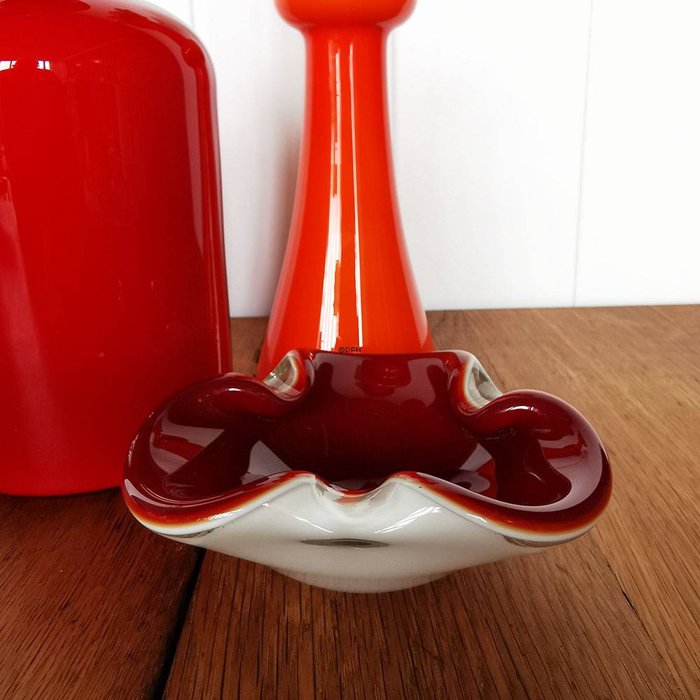 Glas skål, rød, asymetrisk kant