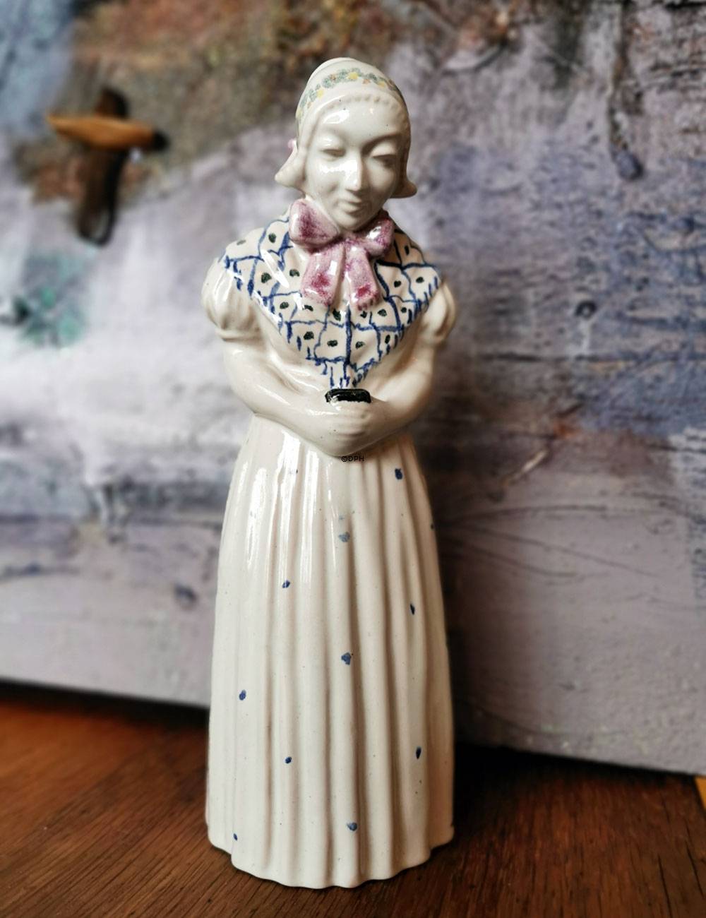 Kvinde med salmebog, nr. 4418-k2 keramik, Michael Andersen & Søn