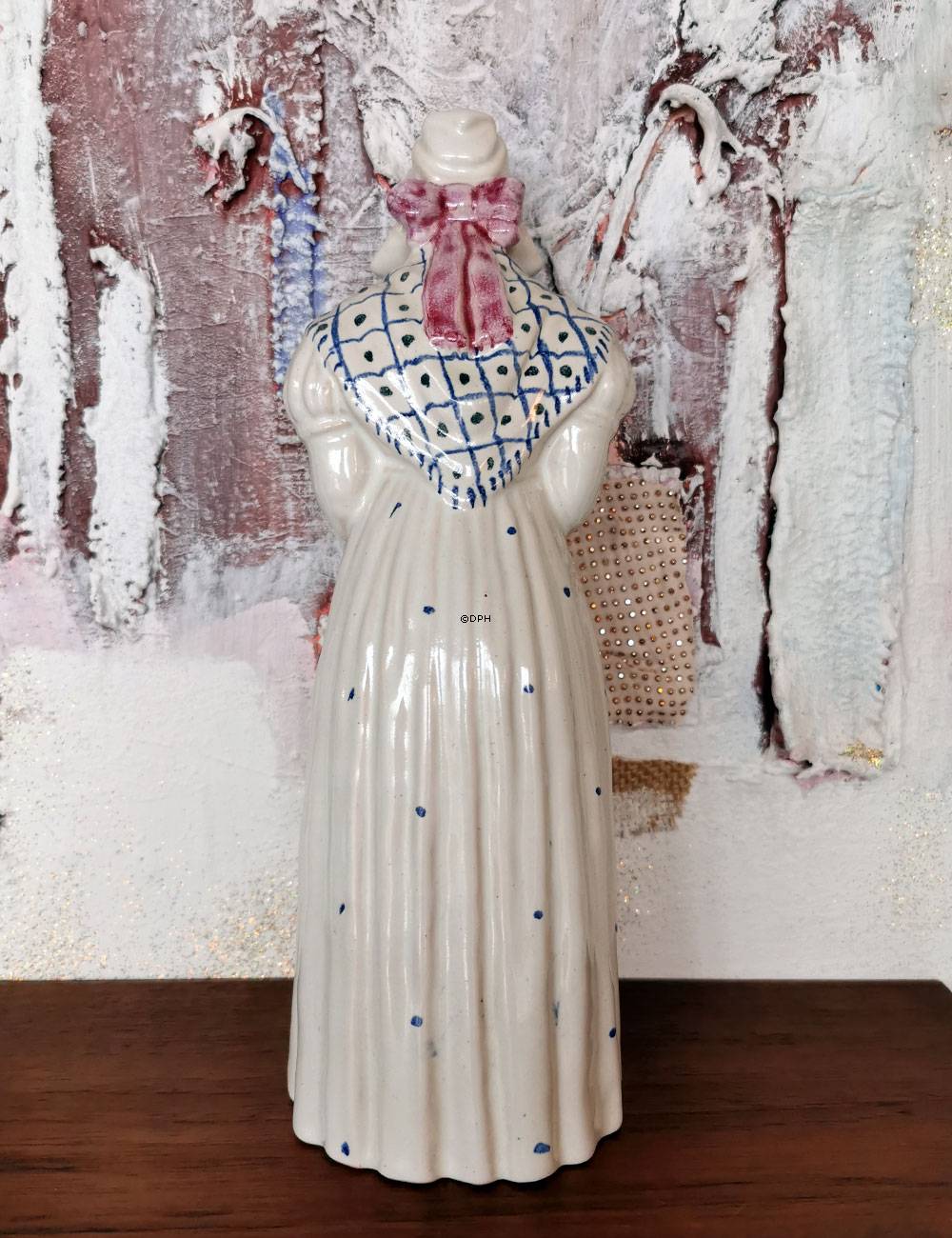 Kvinde med salmebog, nr. 4418-k2 keramik, Michael Andersen & Søn