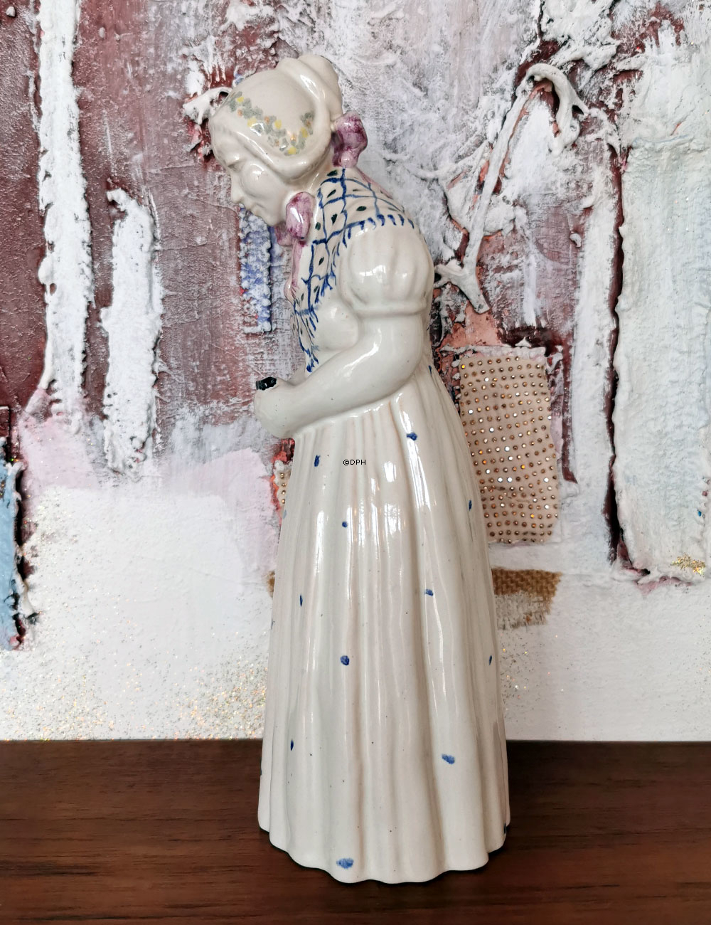 Kvinde med salmebog, nr. 4418-k2 keramik, Michael Andersen & Søn