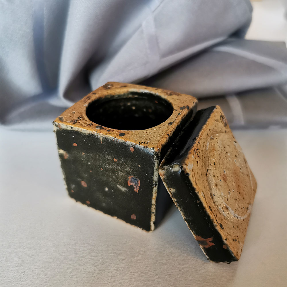 Gunhild Aaberg, lille firkantet lågkrukke nr. 68 - Lille Strandstræde Danmark