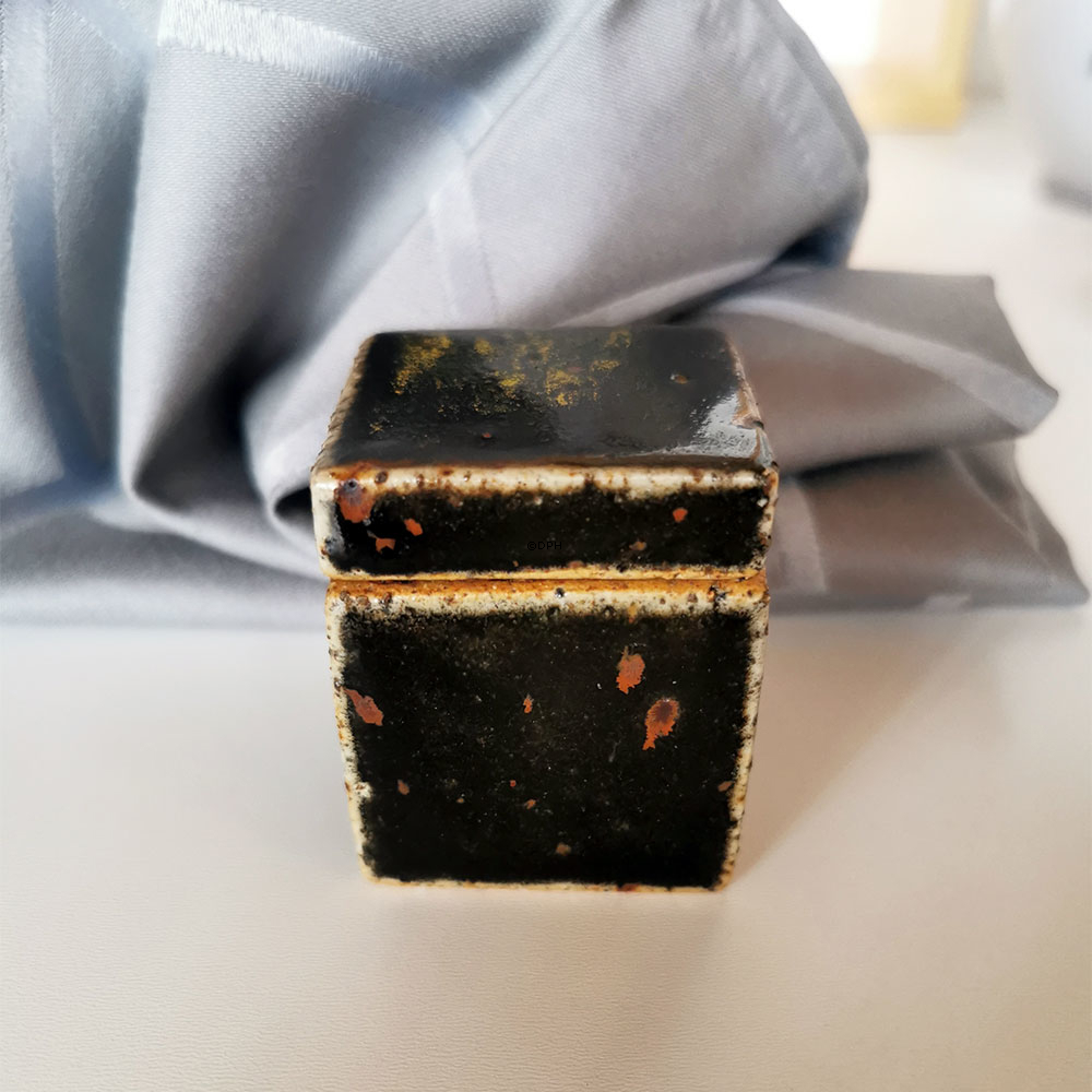 Gunhild Aaberg, lille firkantet lågkrukke nr. 68 - Lille Strandstræde Danmark