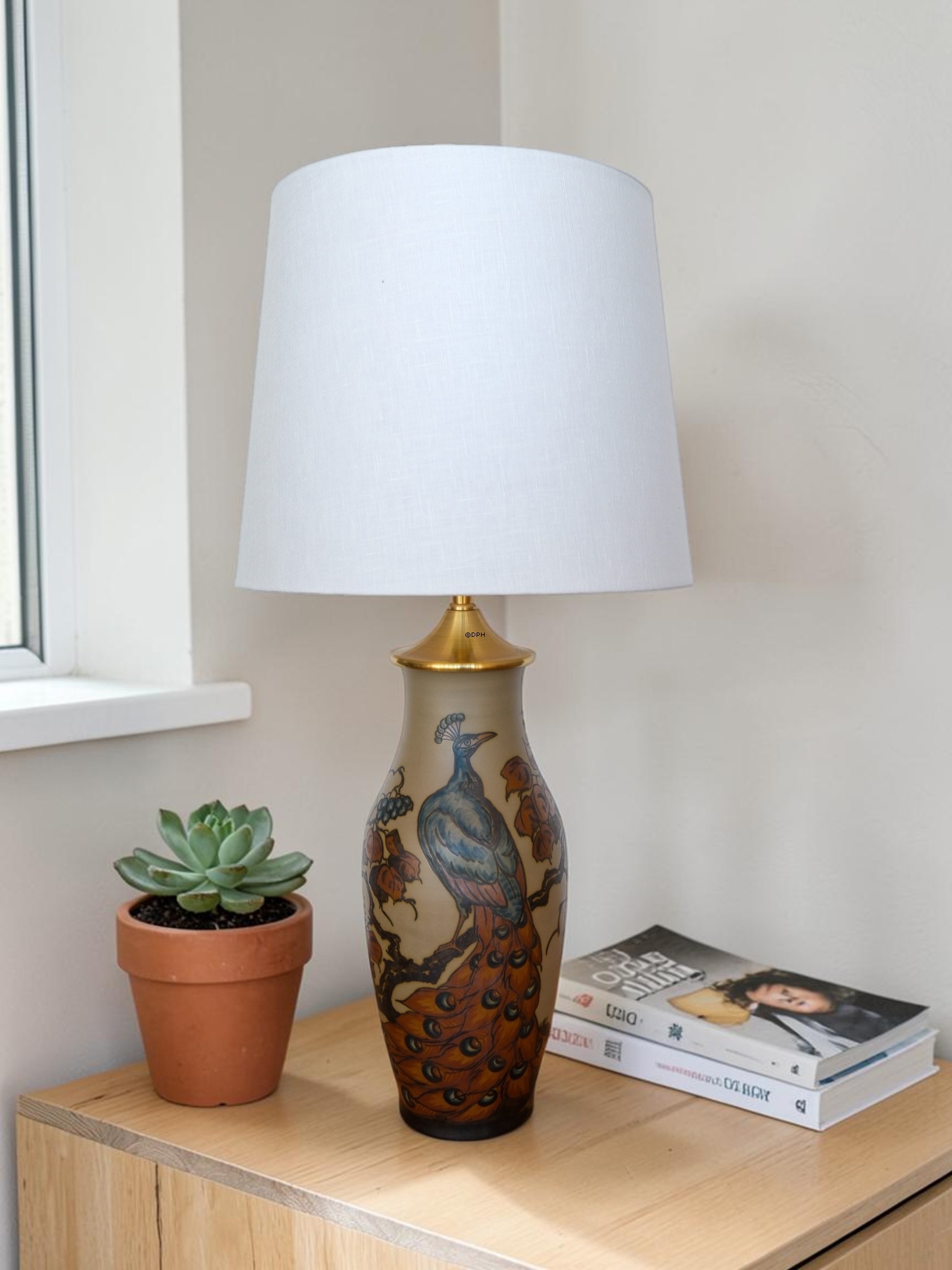 Hjorth lampe med påfugl på gren