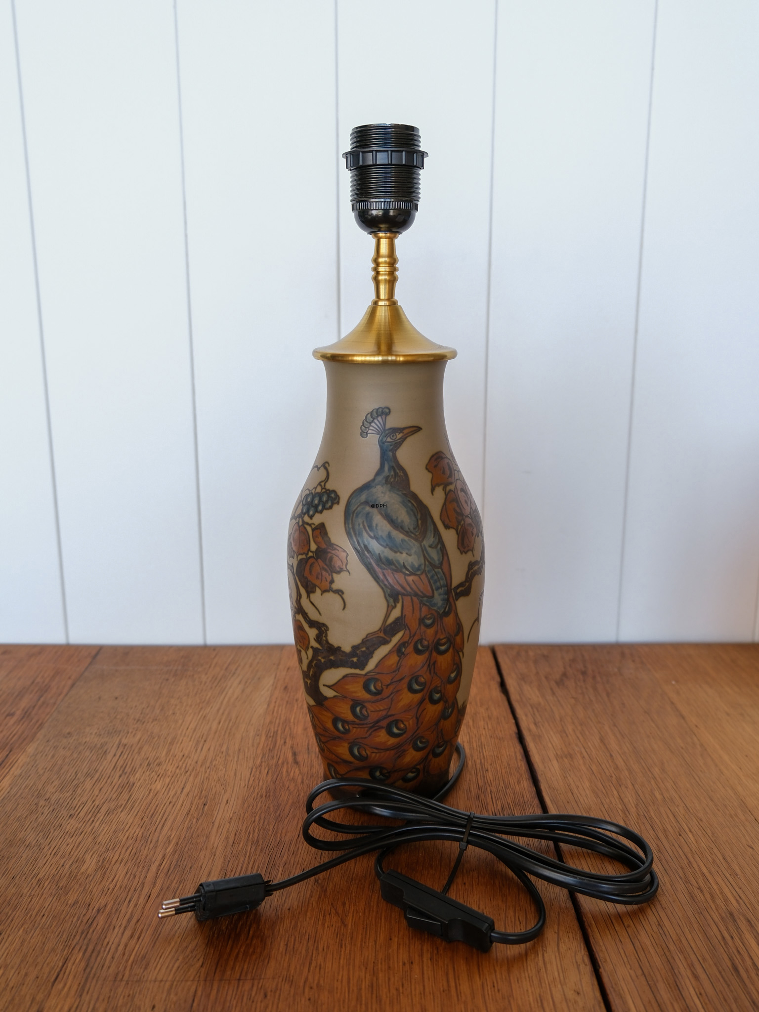 Hjorth lampe med påfugl på gren