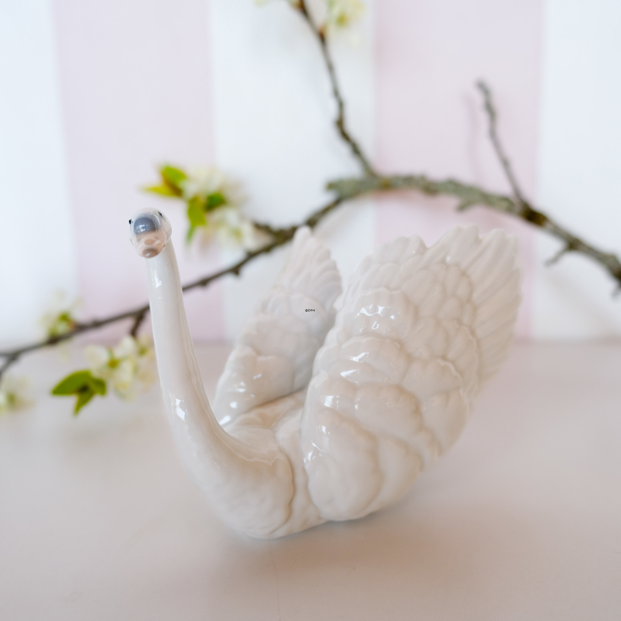 Lladro Figur nr. 6175, Svane med udbredte vinger