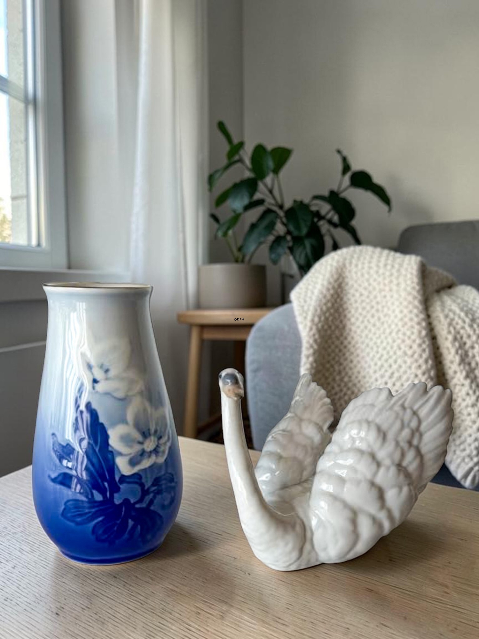 Lladro Figur nr. 6175, Svane med udbredte vinger