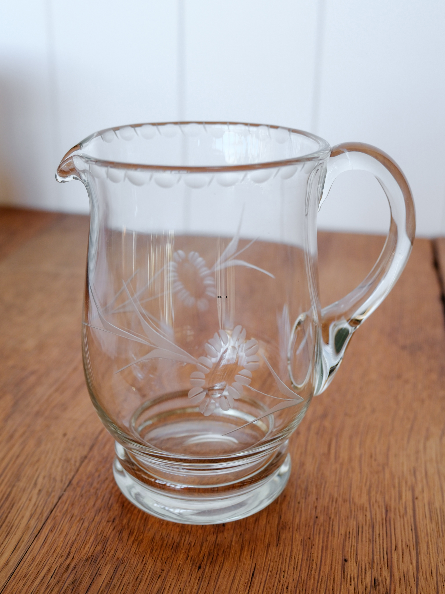 Glas kande med slibninger og lille fod