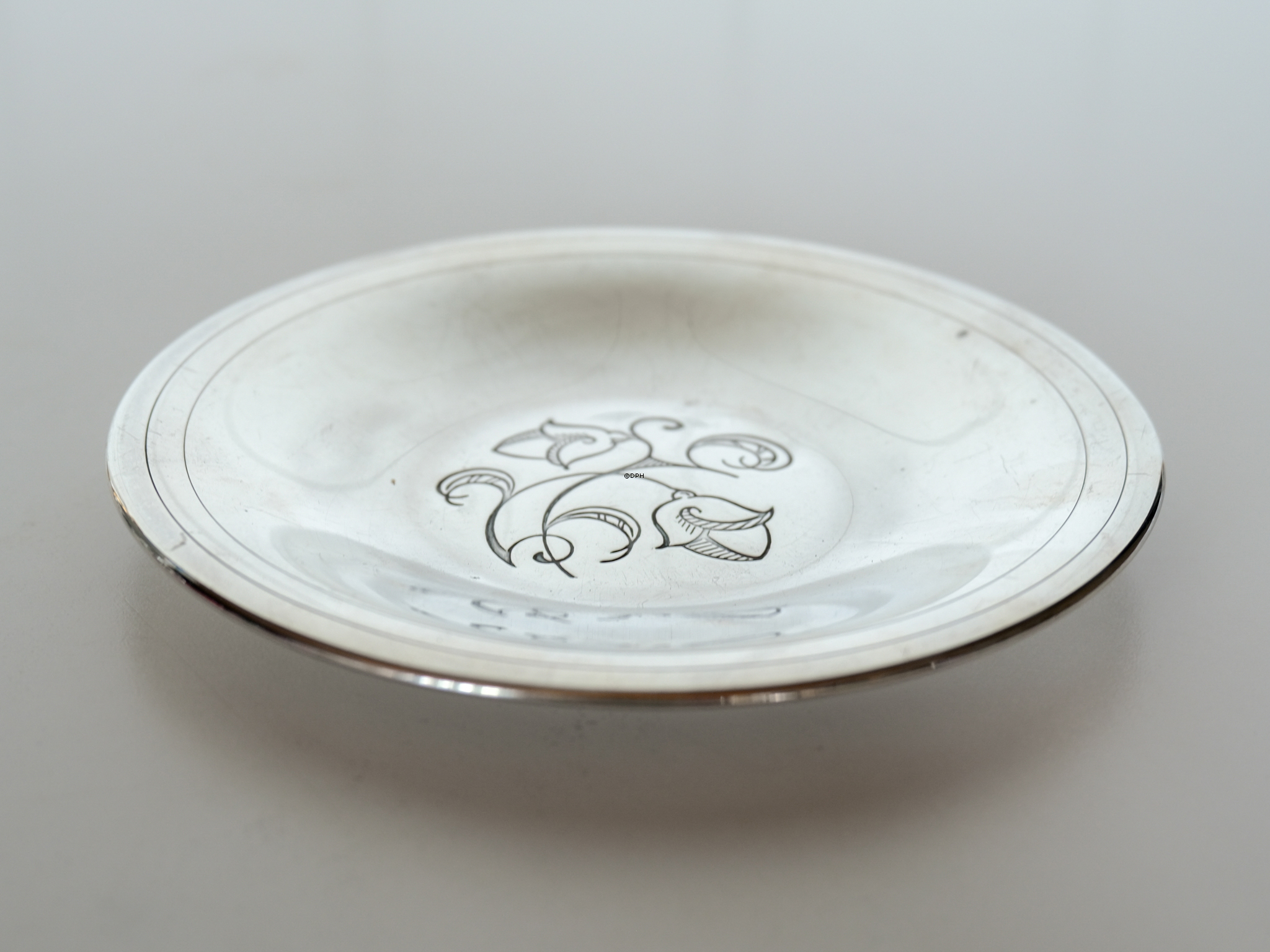 Dekorativ bakke med blomstermotiv i midten 16 cm