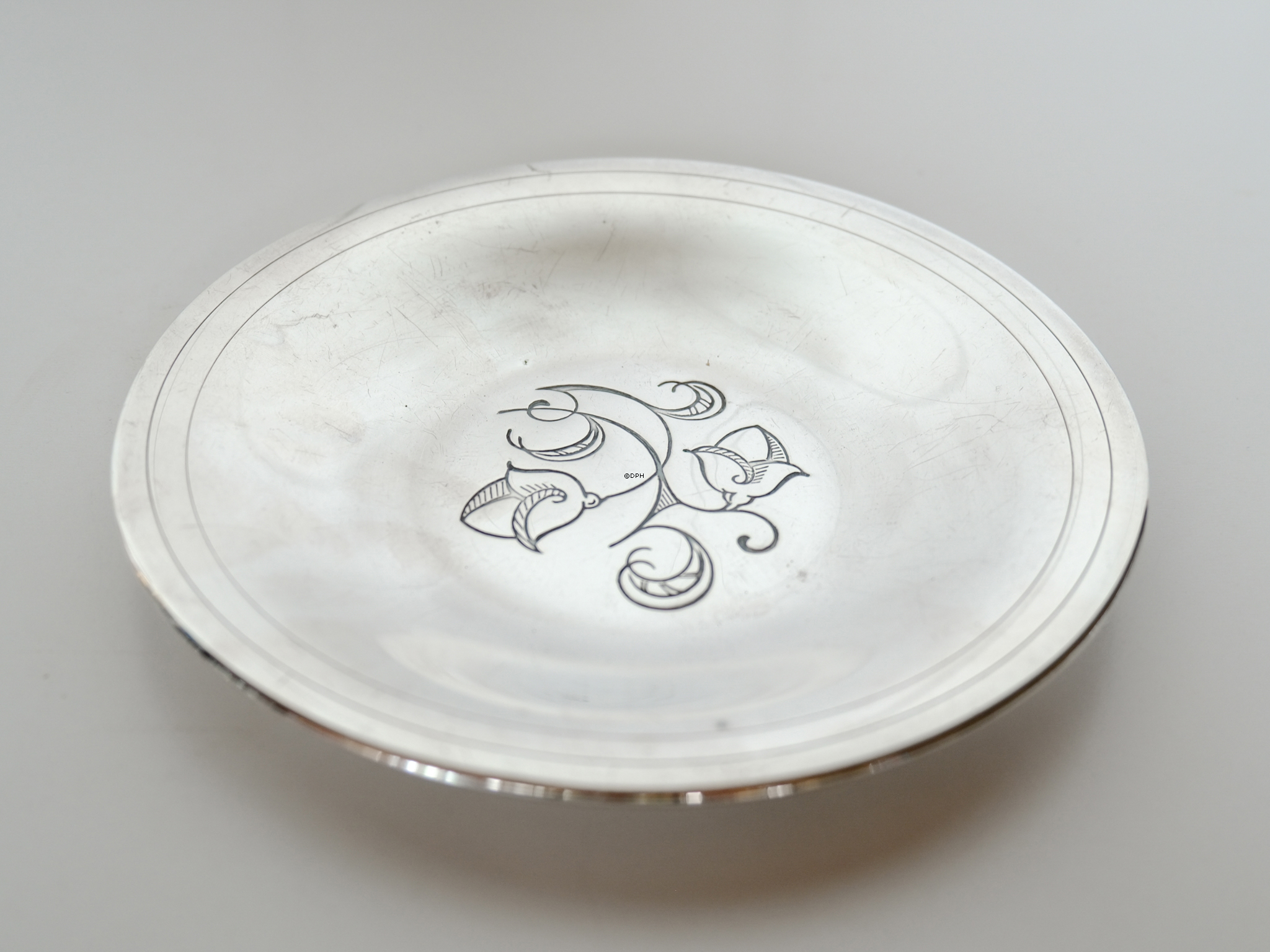 Dekorativ bakke med blomstermotiv i midten 16 cm