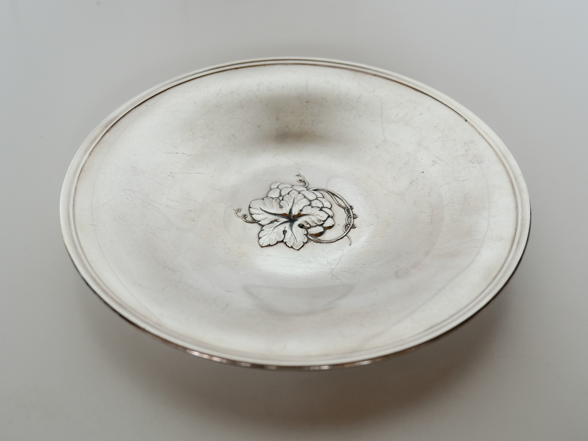 Sølvfarvet bakke med blomster i midten, 23 cm