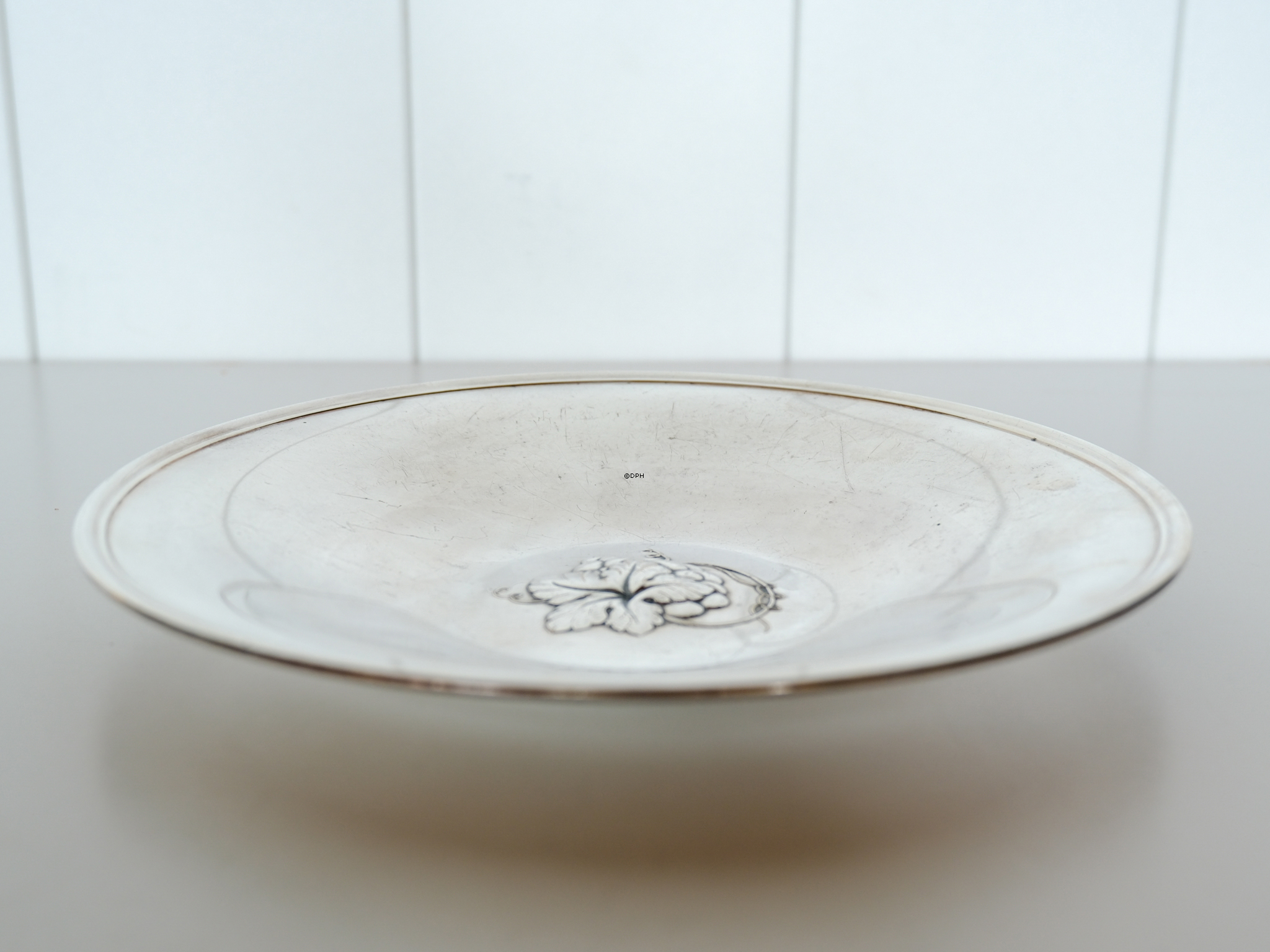 Sølvfarvet bakke med blomster i midten, 23 cm