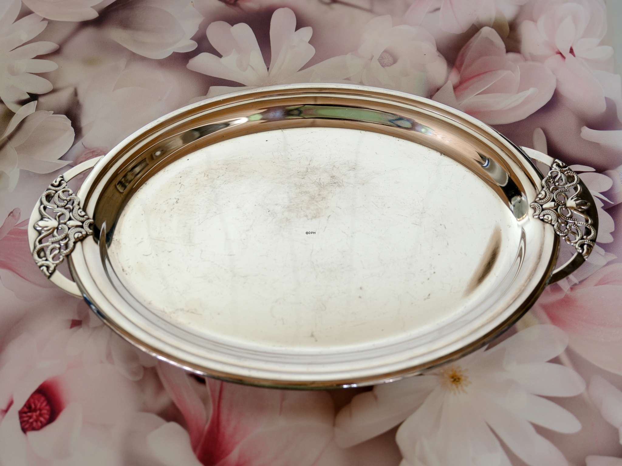 Oval serveringsbakke med hanke 36 cm i sølvfinish