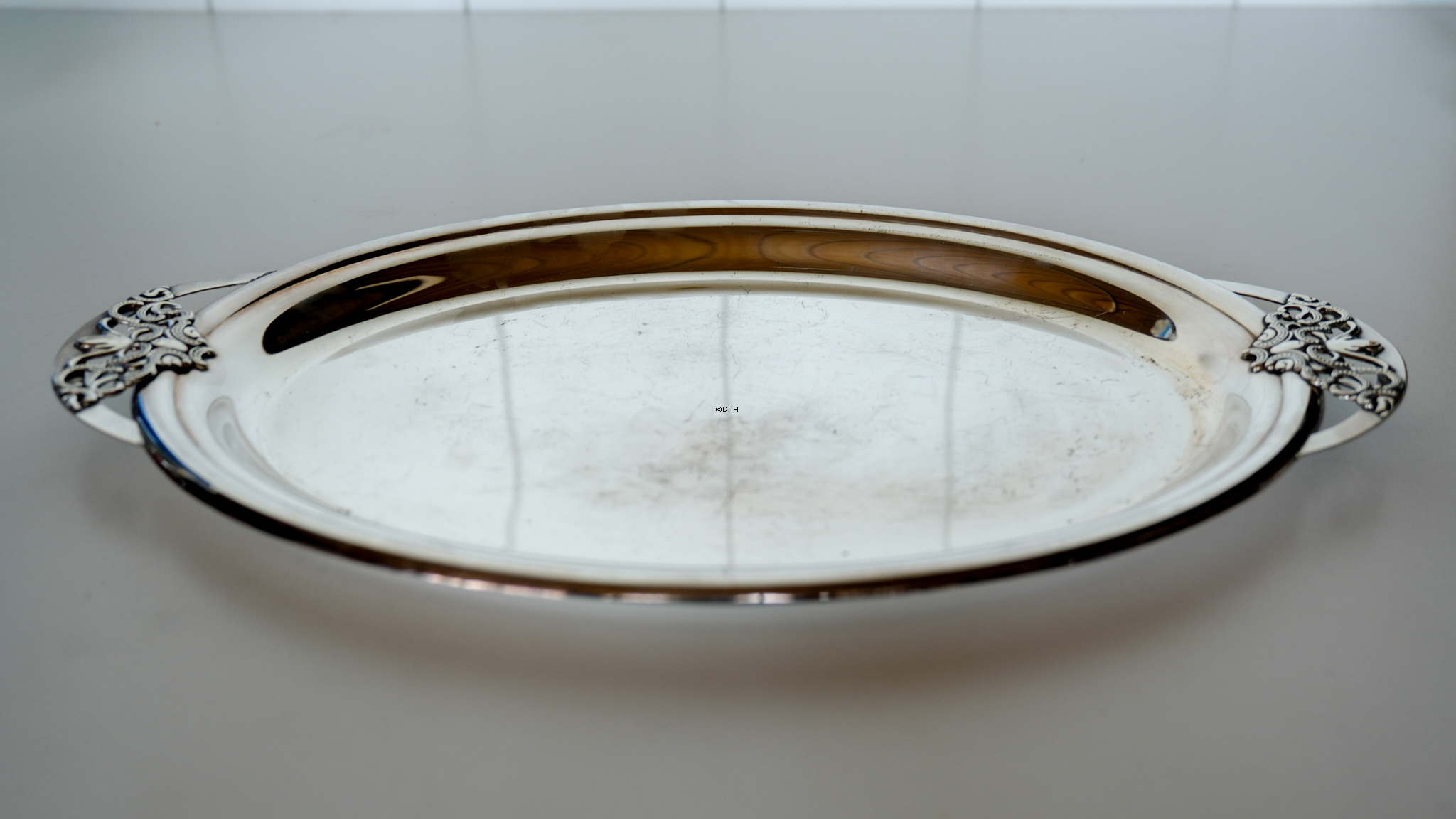 Oval serveringsbakke med hanke 36 cm i sølvfinish